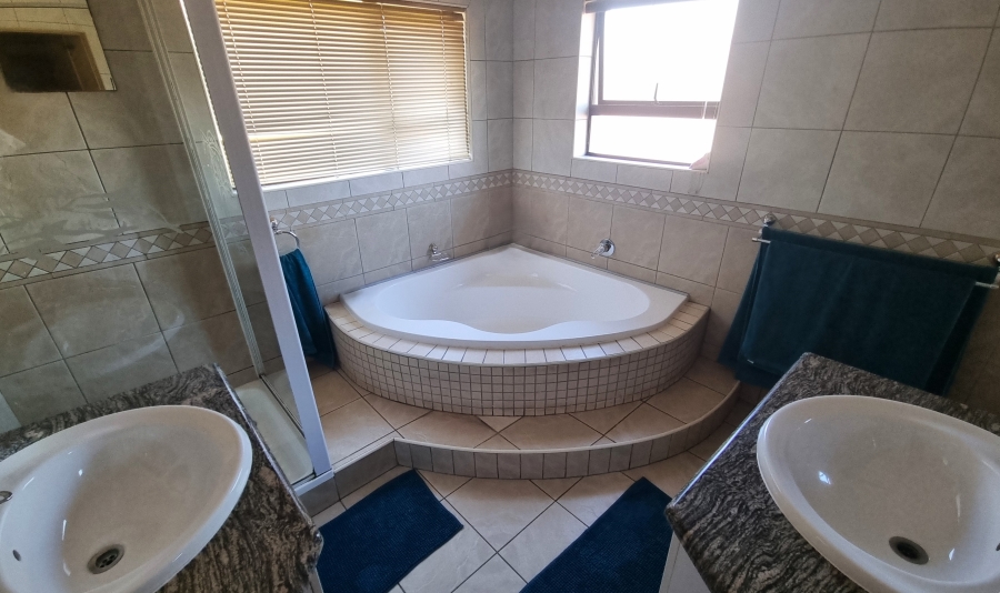 5 Bedroom Property for Sale in Melodie North West